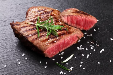 Photo sur Plexiglas Steakhouse Steak de boeuf grillé au romarin, sel et poivre