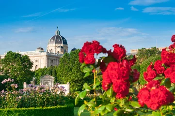 Gordijnen Natural History Museum and roses in Vienna, Austria © unclepodger