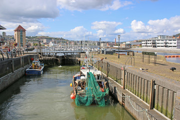 Fishing boat entering Swansea Harbour © Jenny Thompson
