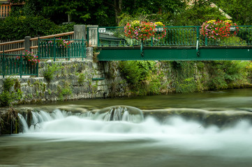 Naklejka premium Bridge with colorful flowers in Bad Aussee