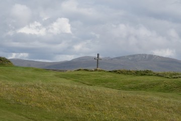 Krzyż i pejzaż g&oacute;rski 