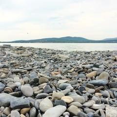 Галечный пляж у Черного моря, Россия, Геленджик