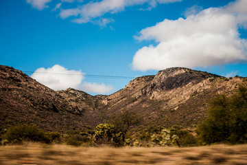 Montañas en la naturaleza. Cielo despejado al medio día. paisaje natural cerca de San Luis Potosí Mexico