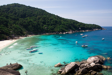 Obraz premium Beautiful sea landscape with tropical coast and the high-speed boat at Tachai island, Phang nga, Thailand