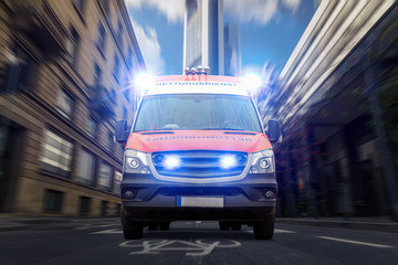 Rettungswagen in einer Fahrradstraße © VanHope