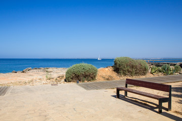 Sitzbank mit Ausblick auf das Meer