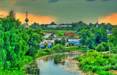 Obraz premium Suzdal town over the Kamenka river in Russia