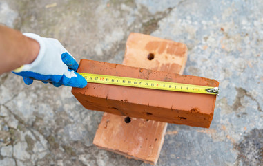 The process of measuring the size of red bricks using roulette