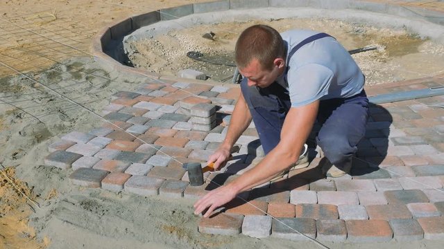 Laying stone pavers master