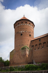 Fototapeta na wymiar Miasto Reszel na mazurach, zabytkowa baszta średniowiecznego zamku z czerwonej cegły