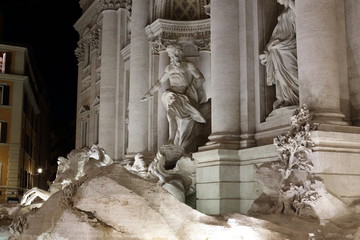 Roma - fontana di trevi in notturno
