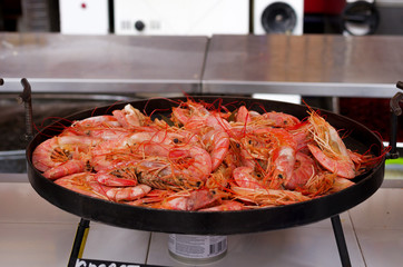 Preparation of royal prawns. Seafood.