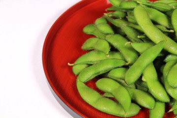 お盆に盛ったエダマメ