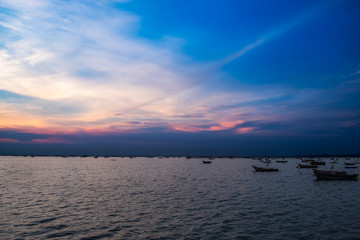Obraz premium silhouette fishing boats on the sea during twilight sky