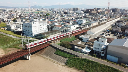 Fototapeta premium 大和川より近鉄南大阪線の電車と松原市