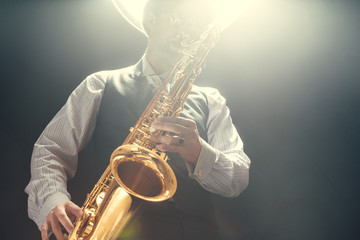 Obraz premium Young man playing the Saxophone