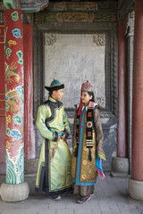 Obraz premium mongolian couple in traditional outfit