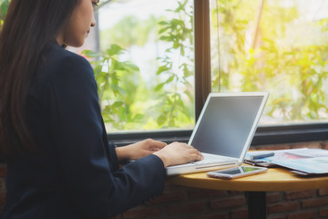 Employees who work online Is sitting happily in a cafe