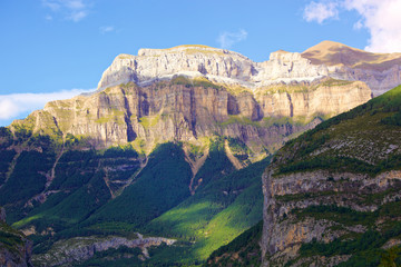 Pirineos Aragoneses en la falda del Monte Perdido dede el pueblo de Torla