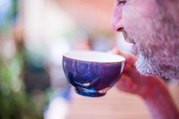 Älterer Mann trinkt Tee, Teegenuss