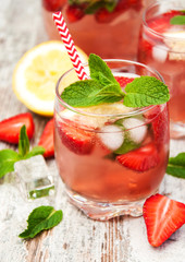 Lemonade with srtawberries