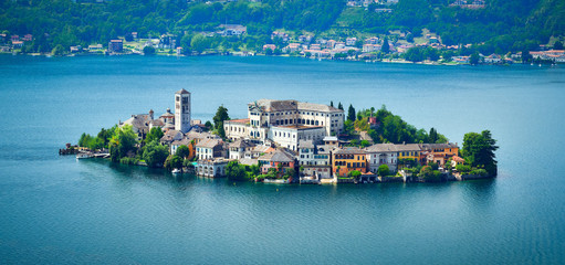 Die Insel San Giulio am italienischen See - Lago d& 39 Orta, Piemont, Italien.