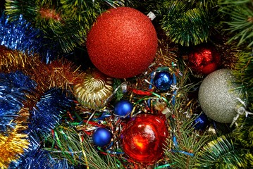 красивые яркие новогодние игрушки и шары в ярких украшениях и зелёной хвое