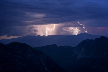 Gewitter mit Blitzen über den Bergen