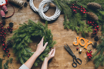 florist making Christmas wreath