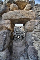 Nuraghe di Barumini. Architrave di accesso ad una capanna nuragica