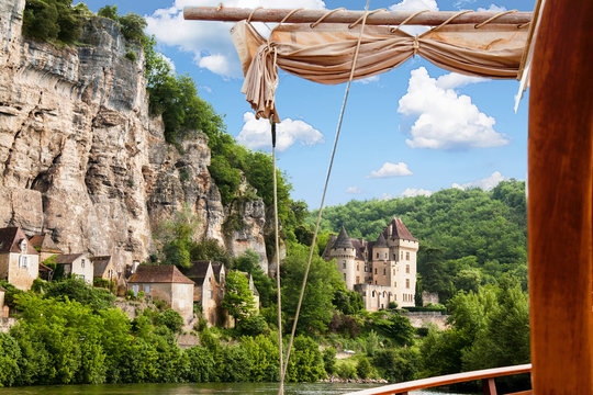 La Roque Gageac . Gabare sur la Dordogne. Dordogne. Nouvelle Aquitaine