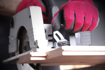 Arbeit mit einer Kreissäge