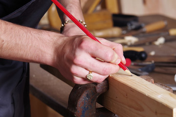 Schreiner bei der Arbeit