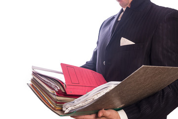 Mann im Anzug mit Ordner in der Hand