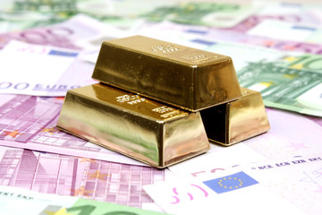 Goldbarren und Euro-Banknoten