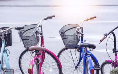 Obraz premium Row of parked vintage bicycles