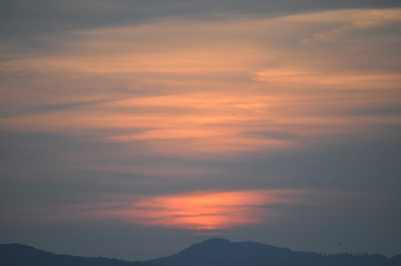 Bevölkter Himmel im Abendrot