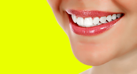 Obraz premium Pretty woman smiling against a yellow background with copyspace