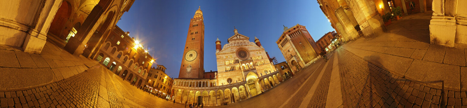 Cremona, piazza del Comune, notturno a 360&deg;