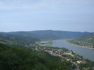 Fototapeta na wymiar Auf der Donau mit dem Schlauchboot