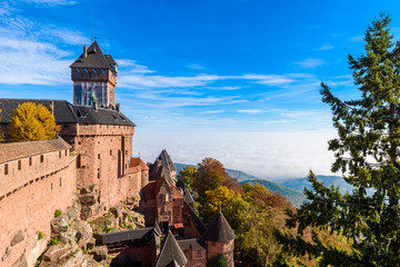 Haut-koenigsbourg - vieux château dans la belle région Alsace de France près de la ville de Strasbourg
