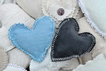Zwei genähte Stoffherzen