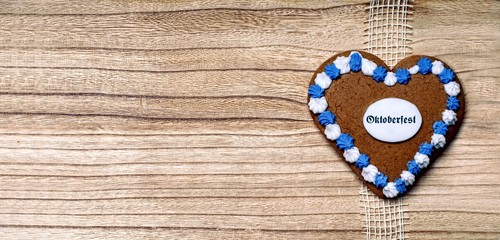 Lebkuchenherz auf Holz mit Inschrift  Oktoberfest 