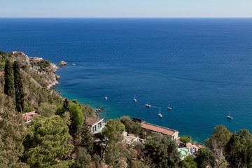 Fototapeta na wymiar Felsige Küste im Mittelmeer