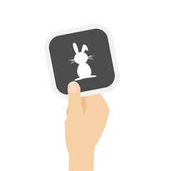 Hand hält graue Karte - Osterhase