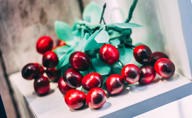 Ciliege in vetrina di un negozio