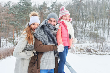 Glückliche Eltern mit Tochter im Winter