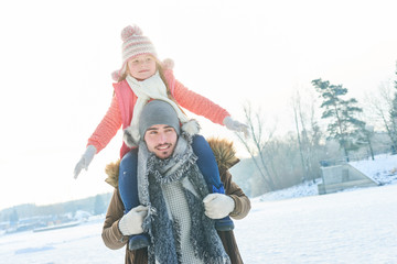 Vater mit seiner Tochter Huckepack