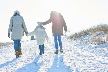 Familie macht einen Winter Spaziergang