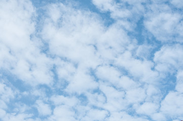 ciel bleu avec de jolis petits nuages
